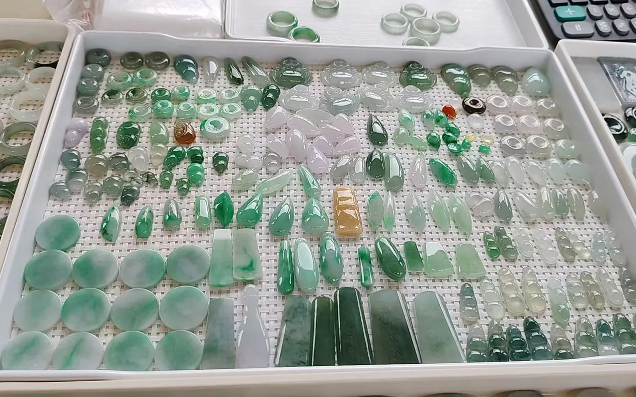 Jadeite bangles, wu shi pendants, pendants and hanging ornaments at Sihui market