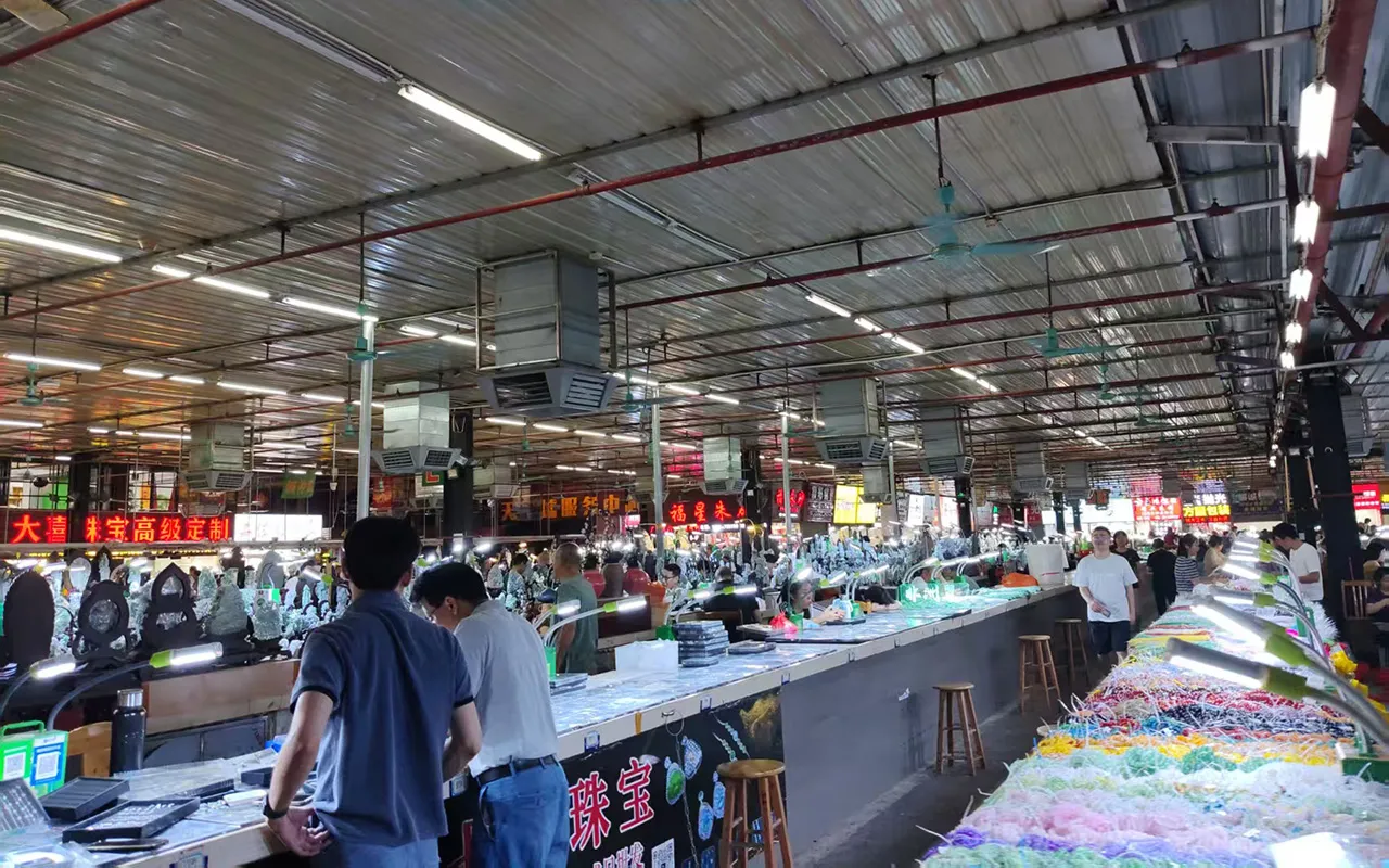 Sihui Tian'guangxu jadeite trading market at dawn