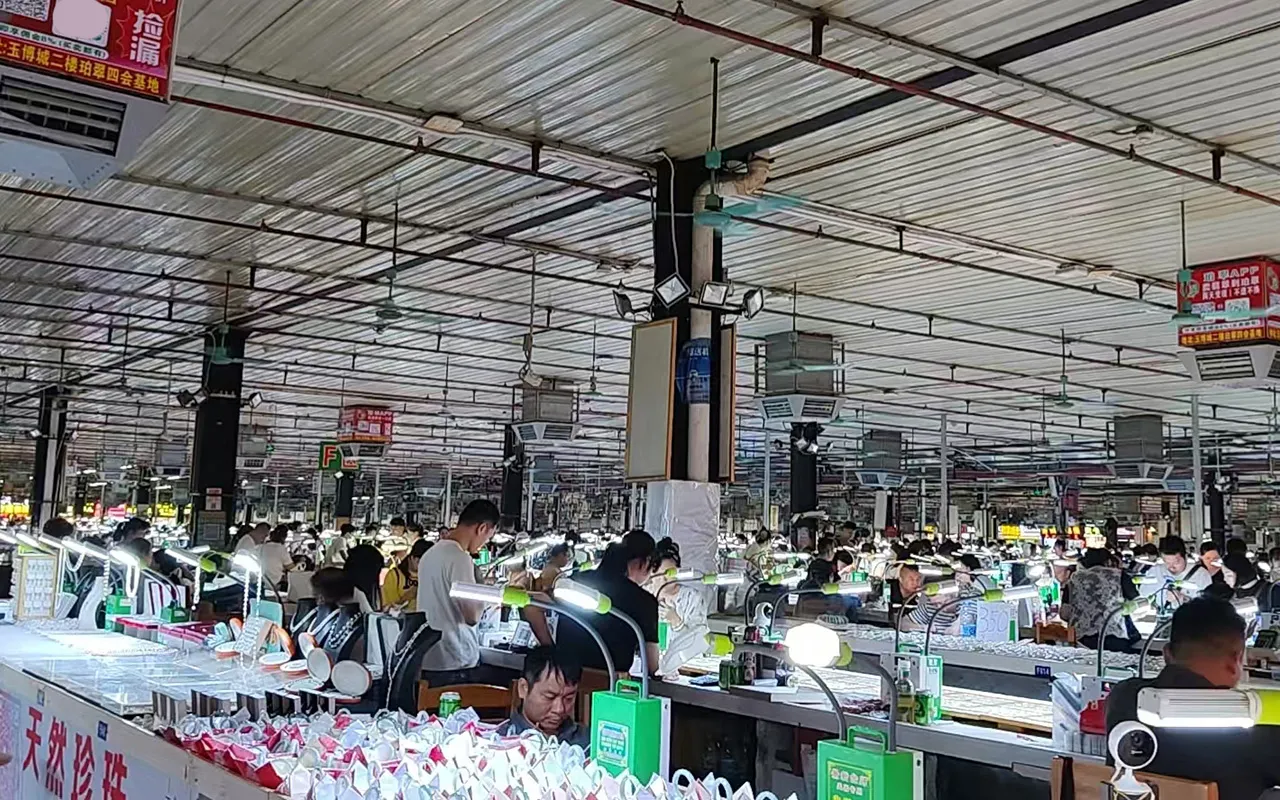 Karsa examining jadeite at Tian'guangxu market in Sihui