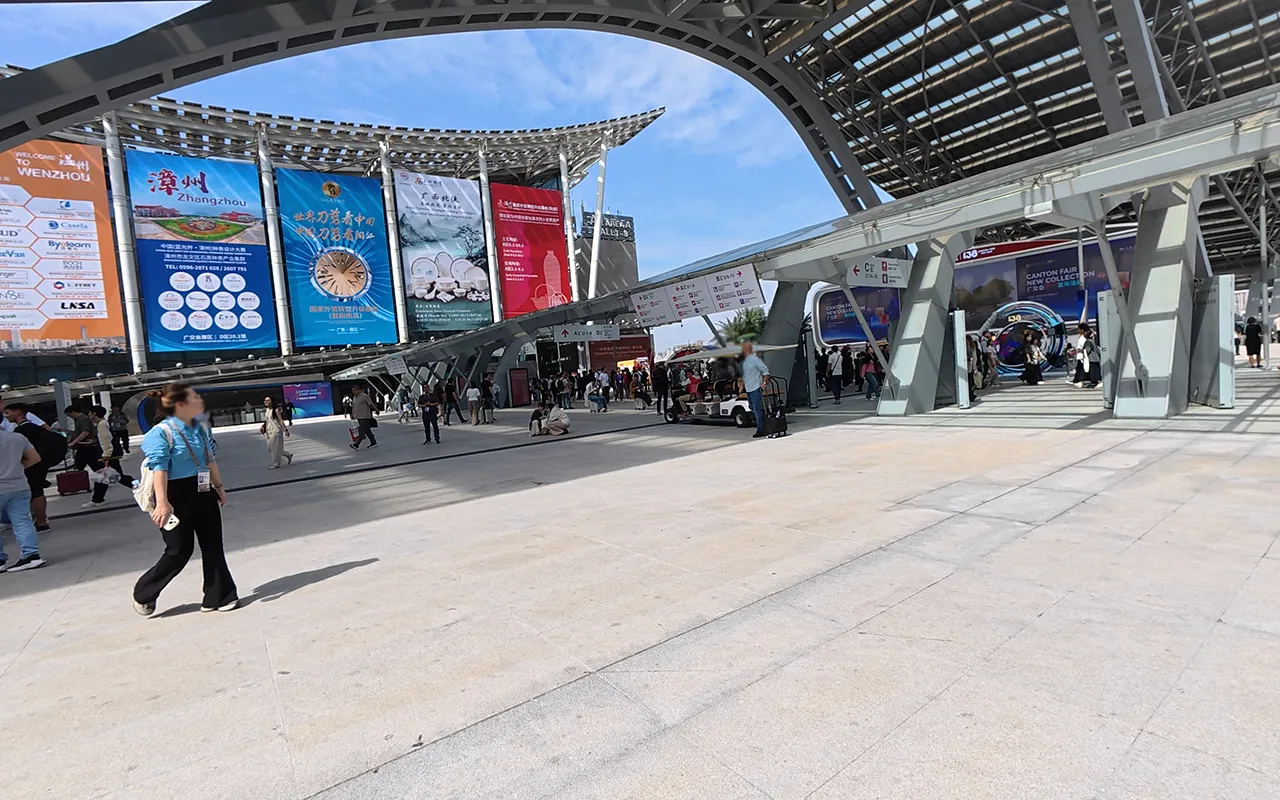 Busy booth area at the 139th Canton Fair — buyers and suppliers in active conversation